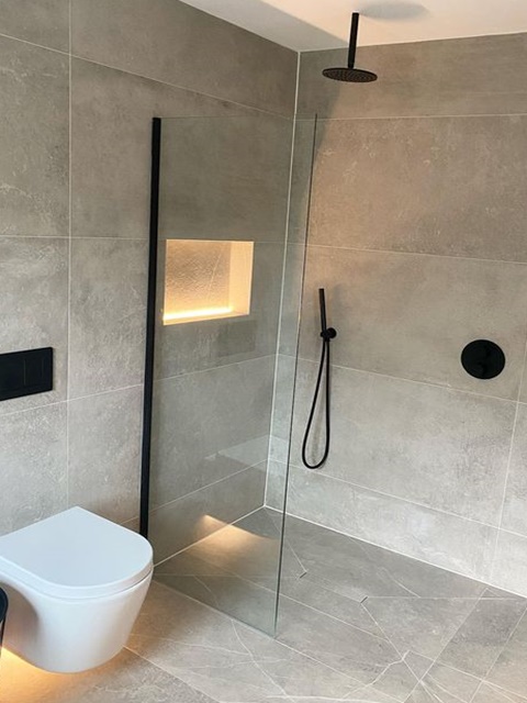 Akadálymentes Walk-in zuhany csúszásmentes padlóval