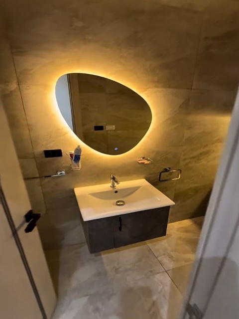 Tükör körüli hangulatvilágítás meleg fénnyel