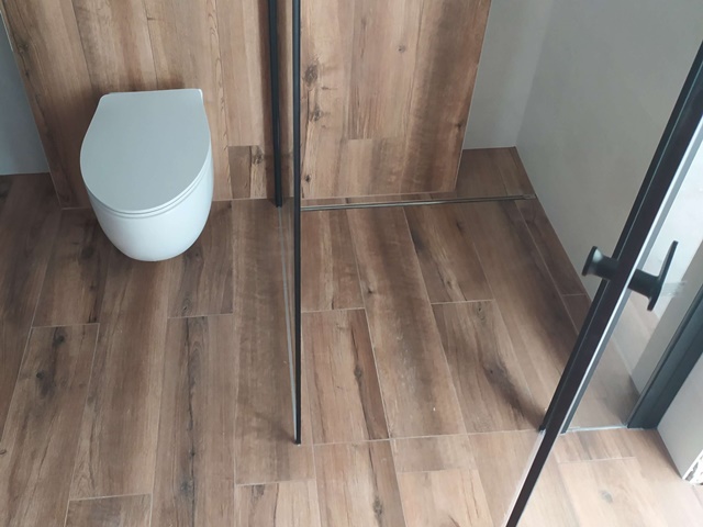 zuhanyzó aljzat